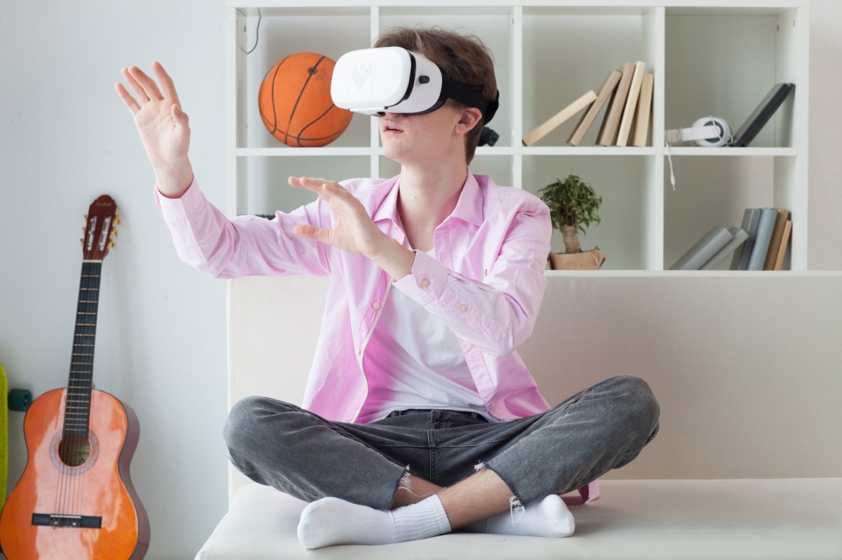 VR（仮想現実）の意味とビジネス活用について